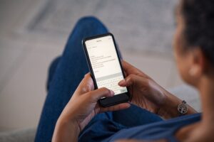 woman-typing-email-on-smartphone-3F8EHAZ-min Email on mobile phone